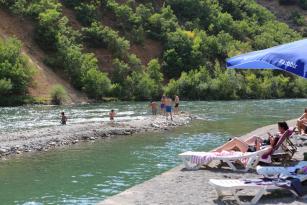 Hava sıcaklığı 40 dereceye ulaştı! Tunceli’de Munzur Nehri kıyısı Bodrum’u aratmadı