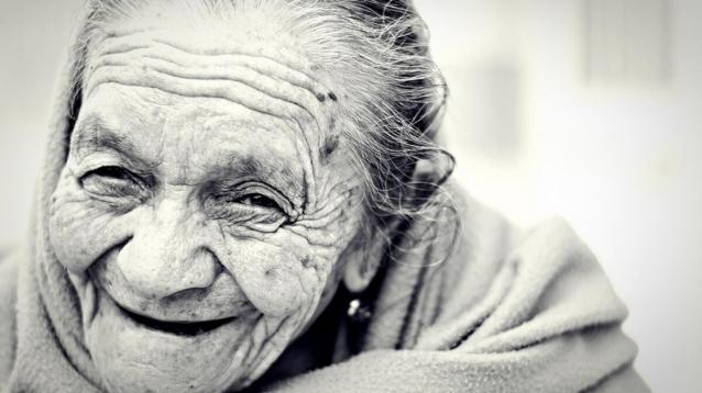 Yaşlı Kadın, Yürekleri Burktu
