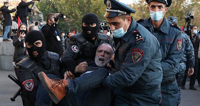 Ermenistan’da Paşinyan karşıtı gösterilerde arbede: 30 gözaltı