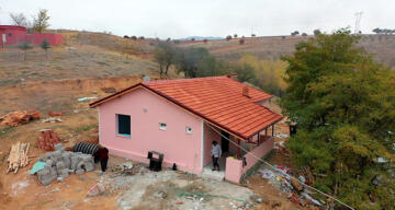 Isparta’da zor şartlarda yaşayan 7 kişilik aile yeni evleri için gün sayıyor
