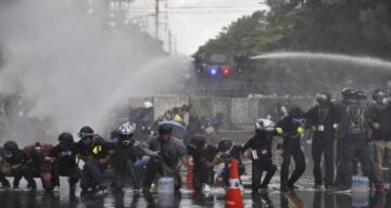 Tayland polisinden monarşi karşıtı protestolara müdahale