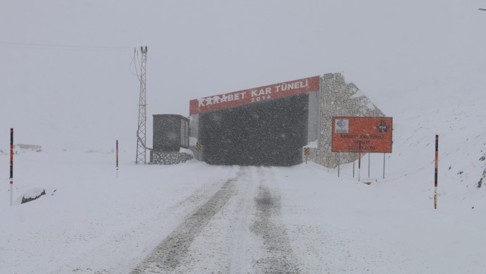 Van’da 3 noktada çığ tehlikesi: Kar tünelleri yapılmalı