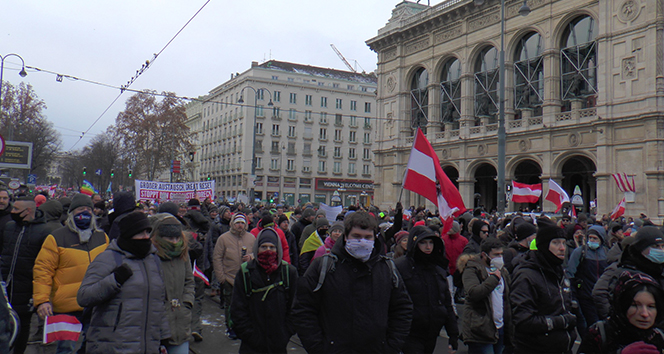 Avusturya’da Covid-19 önlemleri protesto edildi