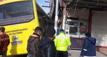 Işık ihlali yapan halk otobüsü iş yerine daldı: 1 kişi hayatını kaybetti, 1 kişi yaralı