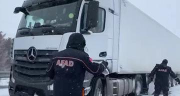 Kar ve fırtınanın ortasında kalan tır sürücülerinin imdadına AFAD ekibi yetişti