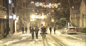 Taksim Meydanı kar yağışı ile birlikte beyaza büründü