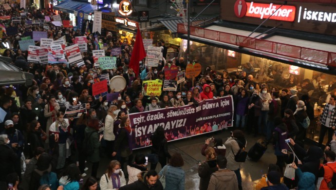 İzmir’de kadınlar barikatları yıktı: Devrime yürüyoruz