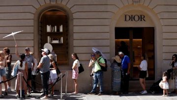 Dolar Euro’yu geçti, Amerikalı turistler Paris butiklerine akın etti
