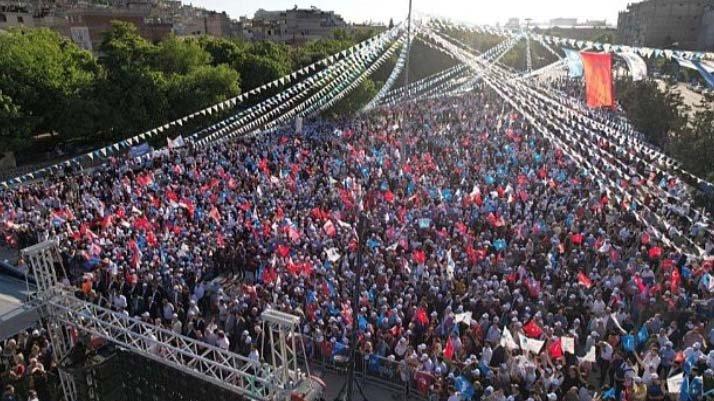AKP’liler, tanıtım için DEVA Partisi’nin miting fotoğrafını kullandı